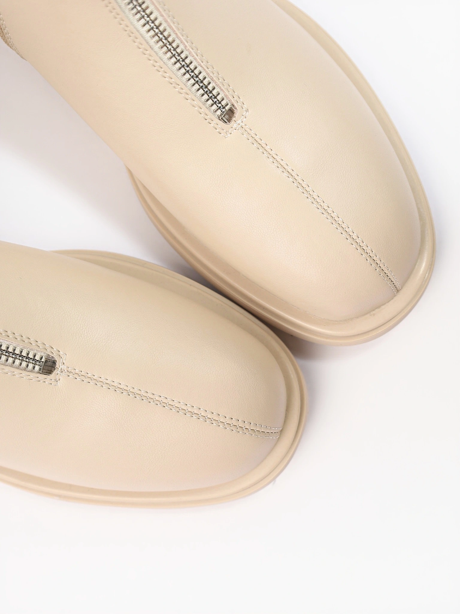 Ботинки светло-бежевого цвета с декоративным замком